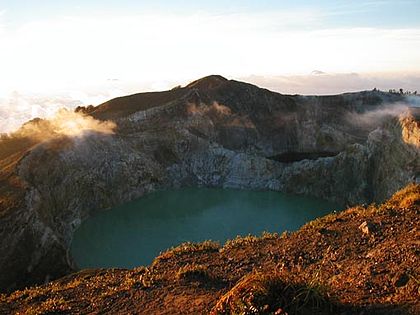 Gunung Kelimutu
